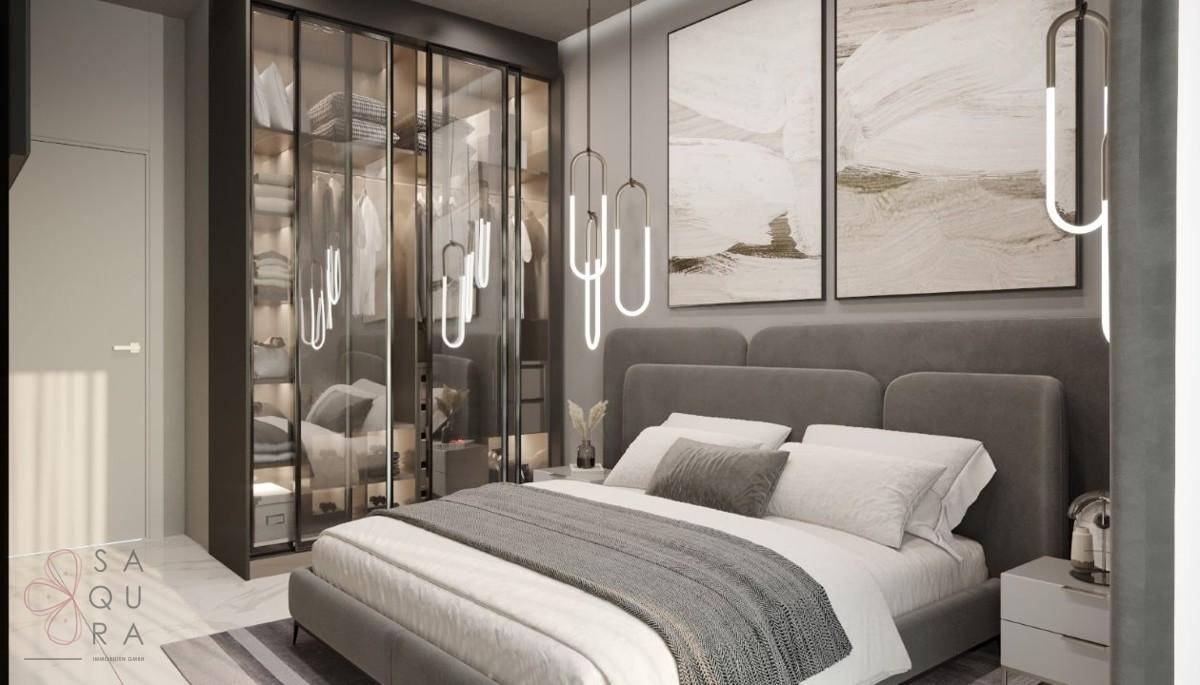 Modernes Schlafzimmer mit großem Bett, integriertem Kleiderschrank und stilvollen Hängelampen.
