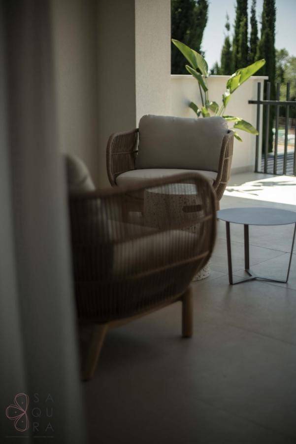 Heller Balkon mit Rattan-Sessel, Beistelltisch und Blick ins Grüne, ideal zum Verweilen.