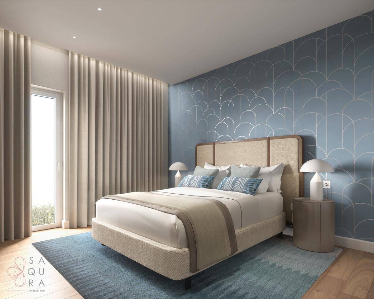 Schlafzimmer mit stilvoller blauer Tapete, bequemen Bett und natürlichem Lichteinfall.