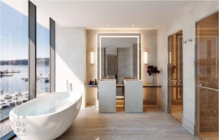 Luxuriöses Badezimmer mit freistehender Badewanne, Doppelwaschbecken und Panoramablick auf das Meer.