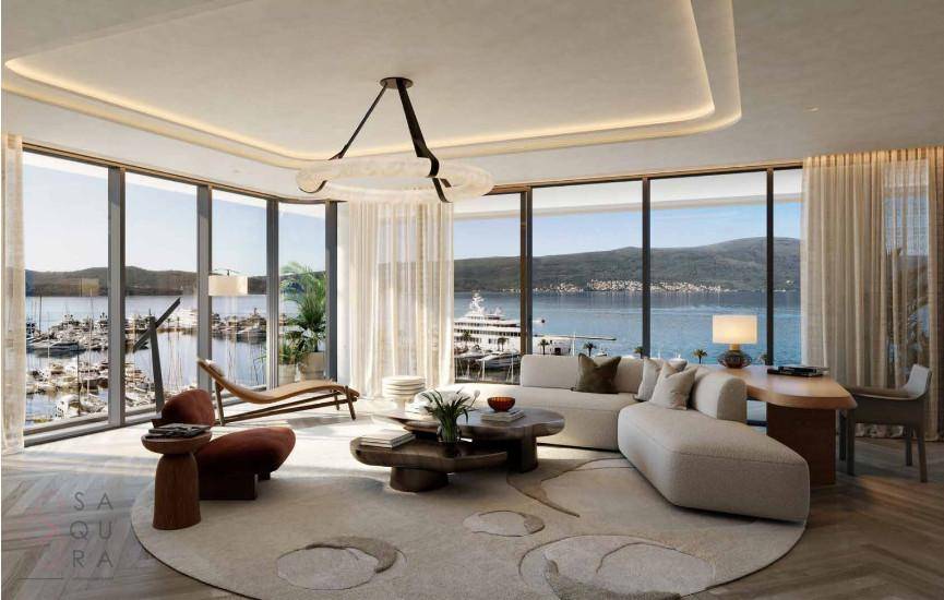 Elegantes Wohnzimmer mit zeitgenössischer Einrichtung und weitem Blick auf die Bucht und den Yachthafen.