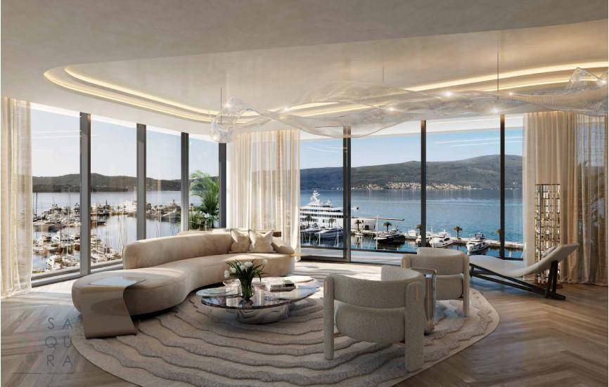Helles, modernes Wohnzimmer mit raumhohen Fenstern und atemberaubendem Blick auf das Meer und den Yachthafen.