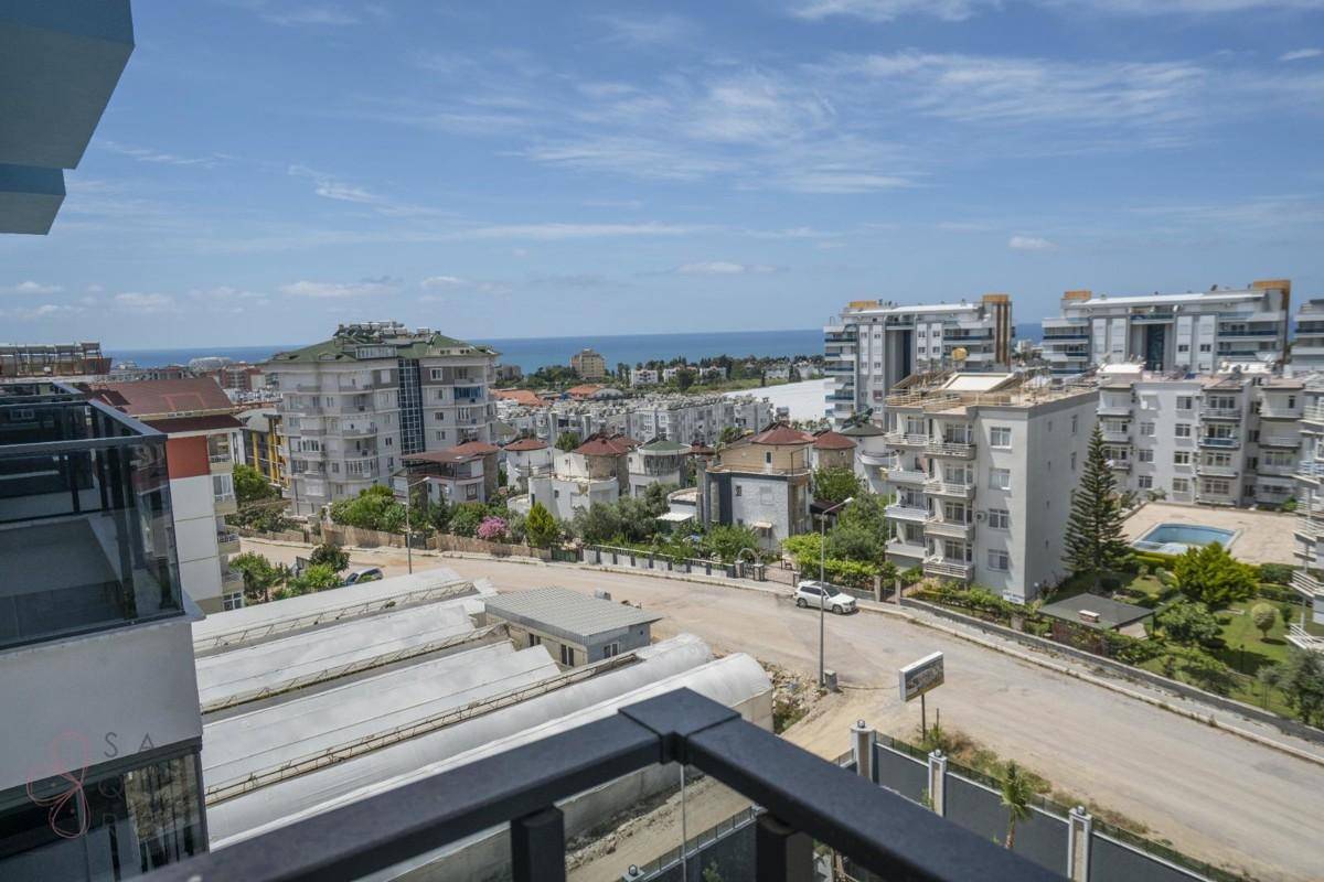 Balkon mit Panoramablick über die Stadt und das Mittelmeer an einem sonnigen Tag.