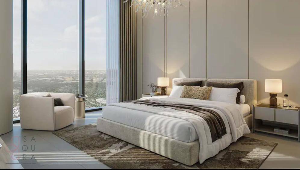 Modernes Schlafzimmer mit bodentiefen Fenstern, die einen weiten Blick über die Stadt bieten.