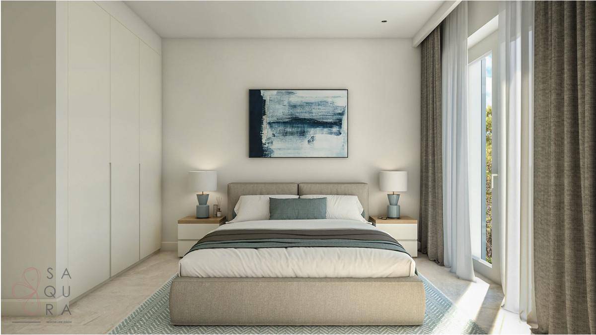 Modernes Schlafzimmer mit großem Bett, Einbauschränken und viel Tageslicht durch bodentiefe Fenster.