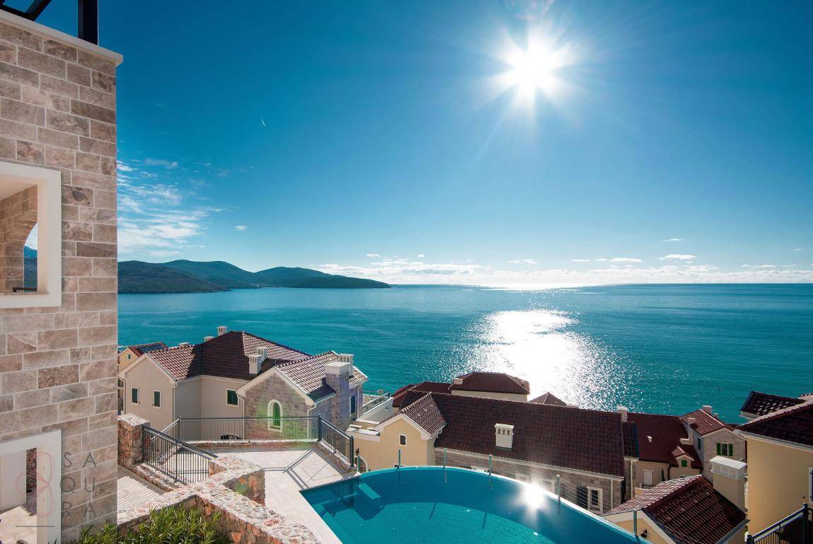 Infinity-Pool mit atemberaubendem Meerblick und sonniger Terrasse.