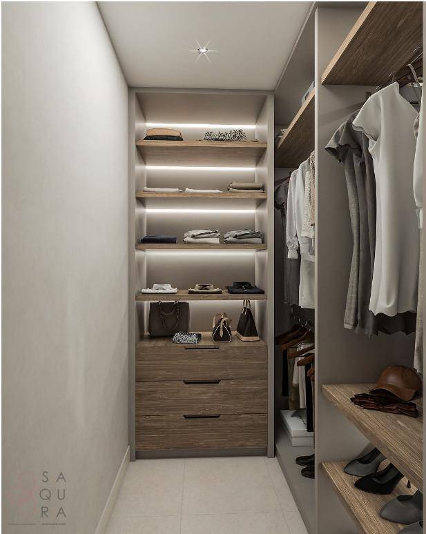 Begehbarer Kleiderschrank mit integrierten Regalen und indirekter Beleuchtung für eine stilvolle Präsentation.