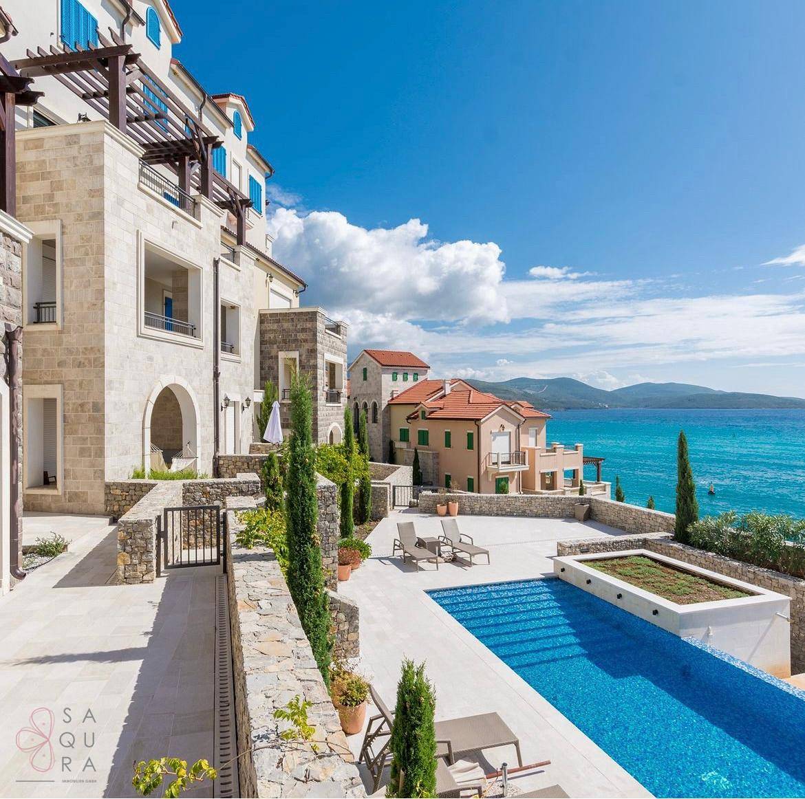 Luxuriöse Wohnanlage mit Pool und atemberaubendem Meerblick in Montenegro.