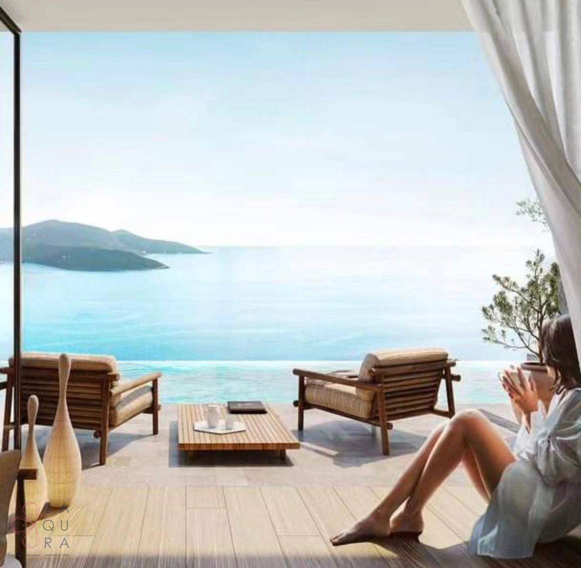 Entspannende Terrasse mit Meerblick und bequemen Sesseln, ideal zum Verweilen.