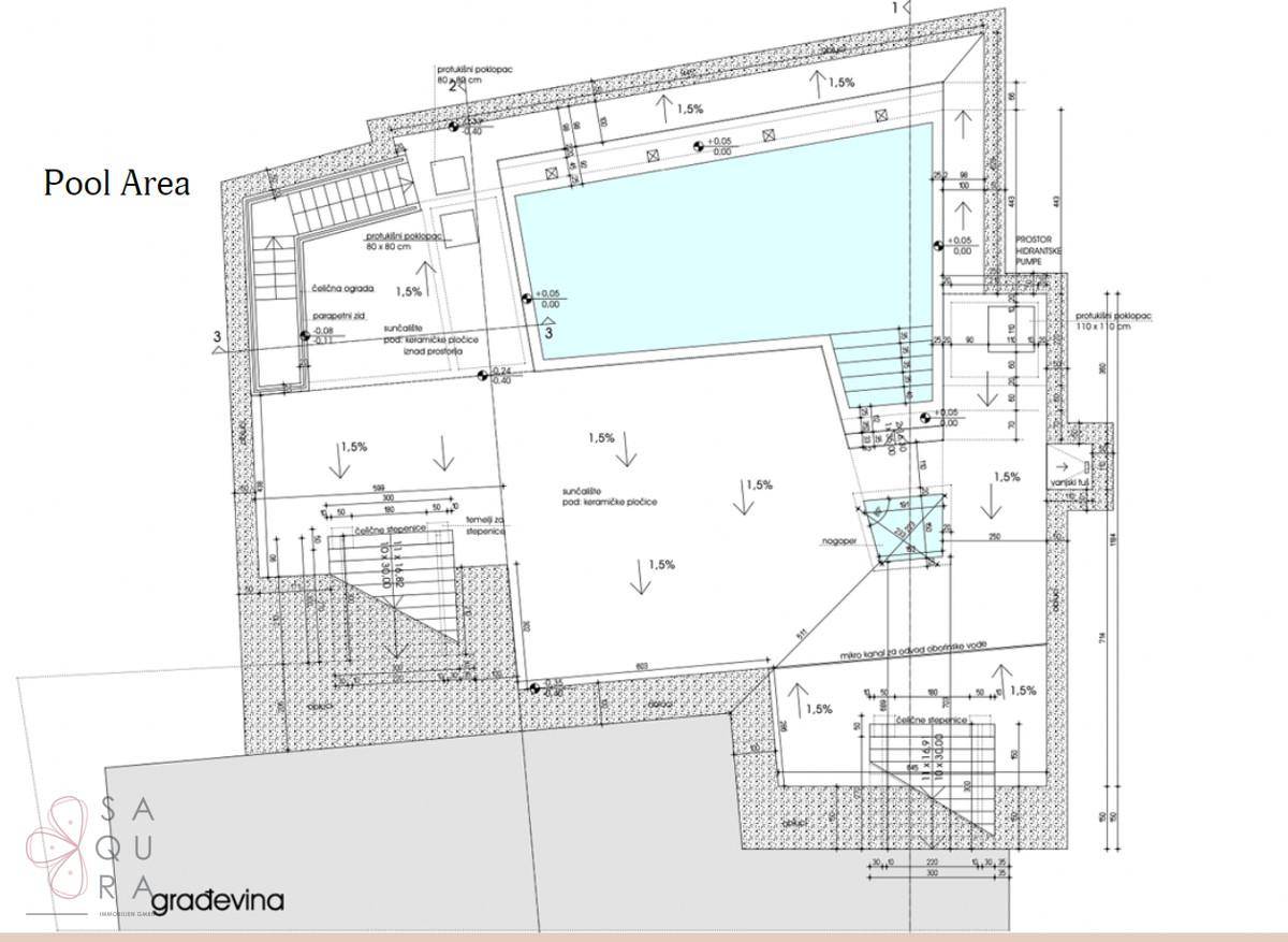 Grundriss des Poolbereichs mit umliegenden Terrassen, Treppen und Liegeflächen.