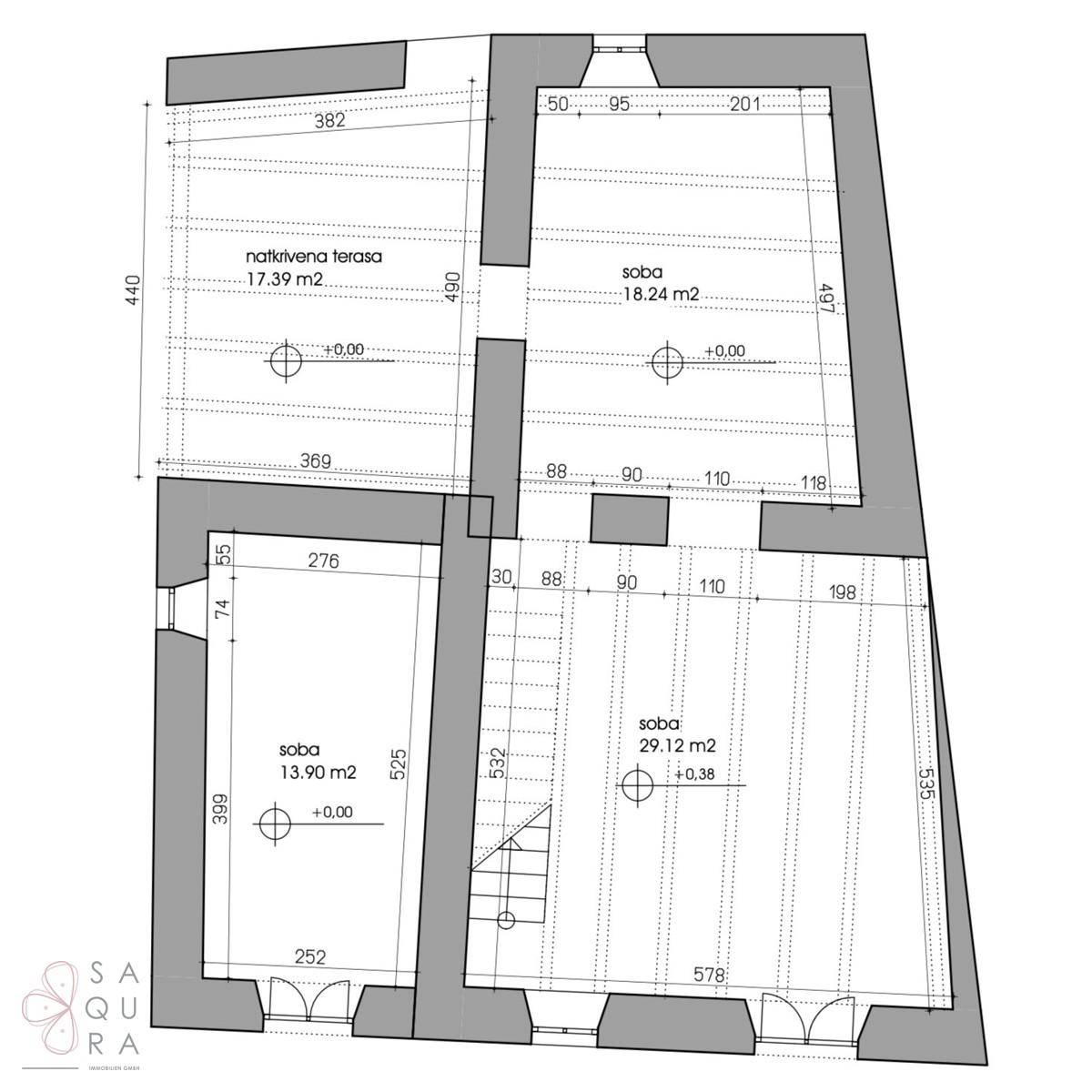 Detaillierter Grundriss mit Raumaufteilung, Flächenangaben und überdachter Terrasse.