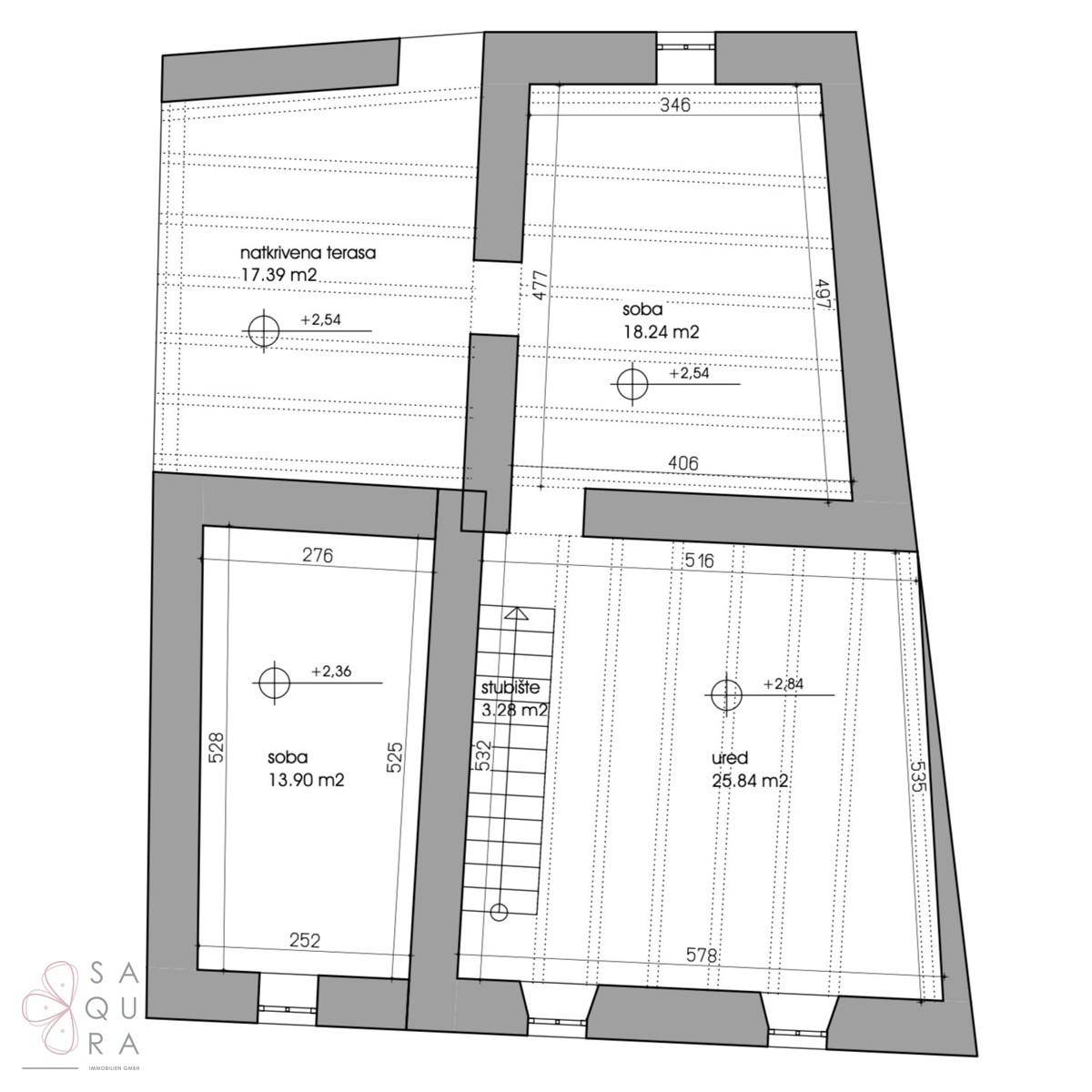 Grundriss des Obergeschosses mit drei Zimmern, einer überdachten Terrasse und Treppenaufgang.
