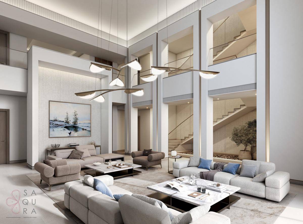 Geräumiges Wohnzimmer mit hohen Decken, eleganten Sofas und einer beeindruckenden Treppe.