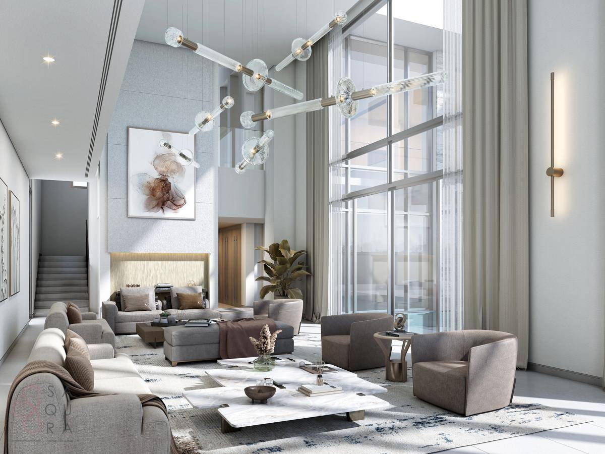 Geräumiges Wohnzimmer mit hohen Decken, großen Fenstern und stilvoller Einrichtung, die viel Licht hereinlässt.