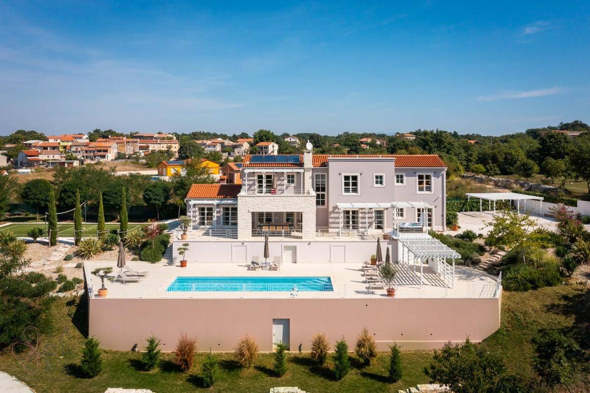 Luxuriöse Villa mit großem Pool und weitläufigem Grundstück in ländlicher Umgebung.