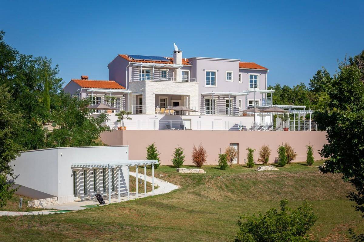 Moderne Villa mit Terrassen und weitläufigem Grundstück in sonniger Umgebung.