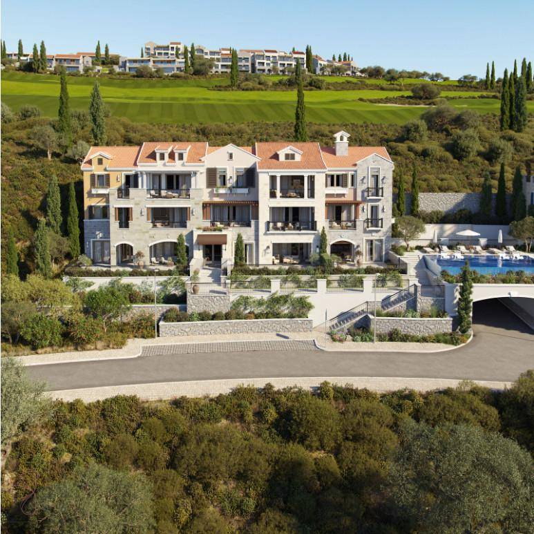 Exklusive Wohnanlage mit mediterranem Flair, umgeben von üppiger Vegetation und Golfplatz.