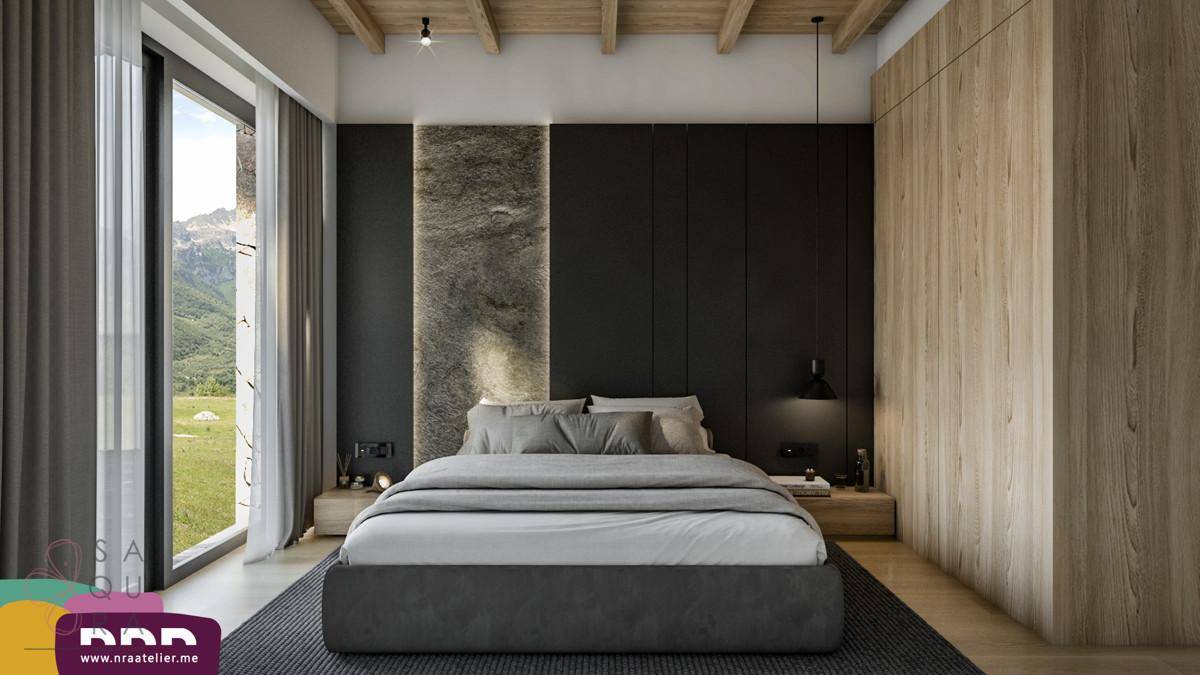Schlafzimmer mit Holzbalkendecke, dunkler Akzentwand und großem Fenster mit Bergblick.