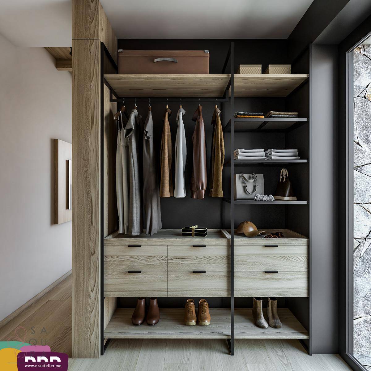 Geräumiger begehbarer Kleiderschrank mit Holzregalen und integrierten Schubladen.