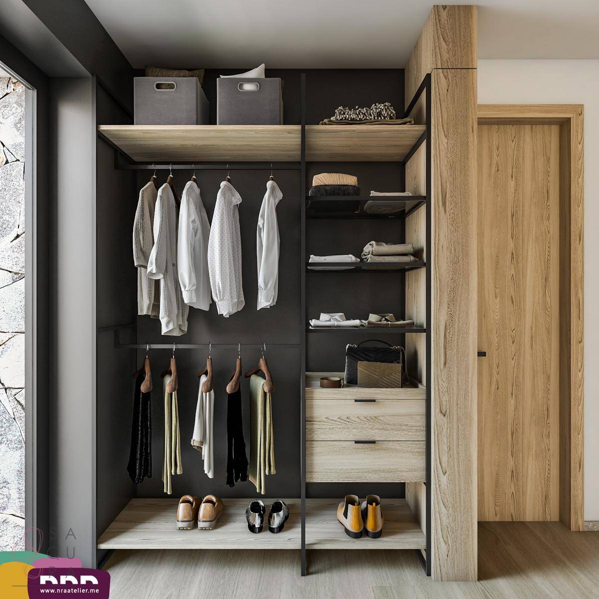 Begehbarer Kleiderschrank mit offenen Regalen, Schubladen und viel Stauraum.