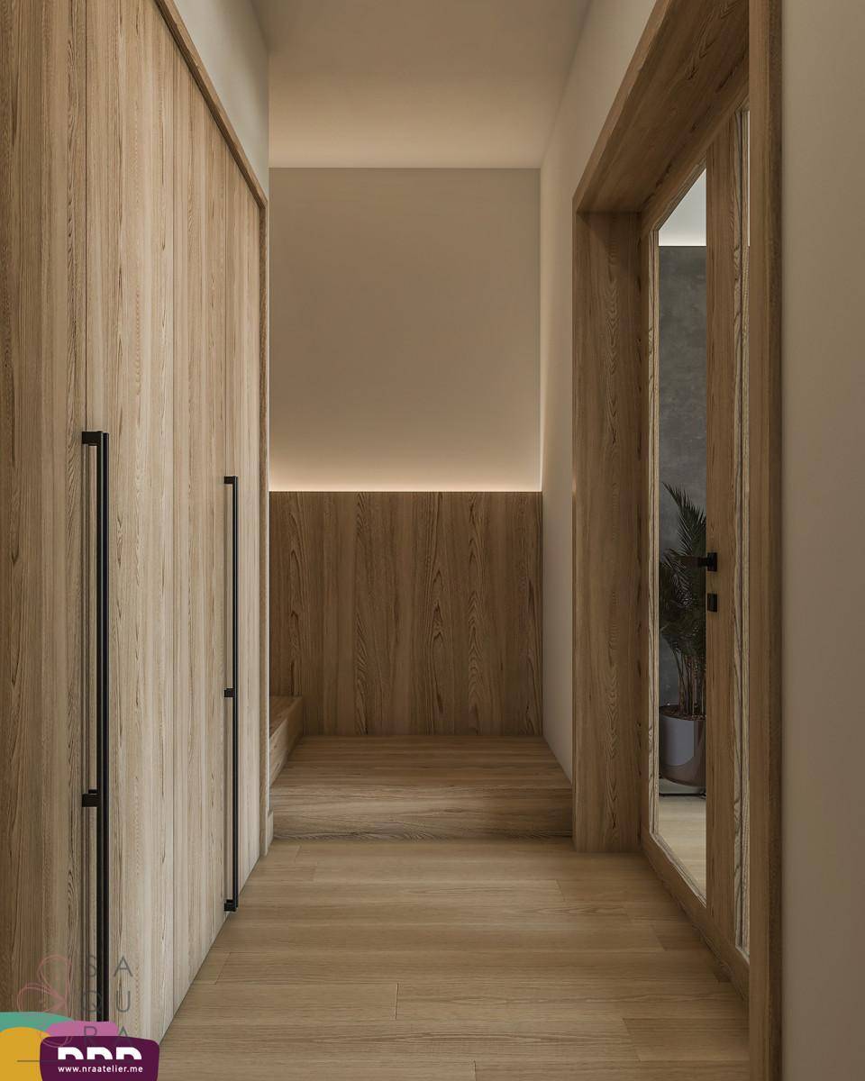 Heller Flur mit Holzboden und integrierten Schränken, die viel Stauraum bieten.