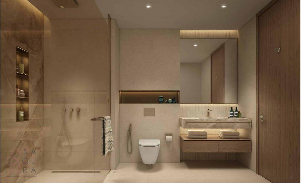Modernes Badezimmer mit begehbarer Dusche, Wand-WC und eleganten Armaturen.