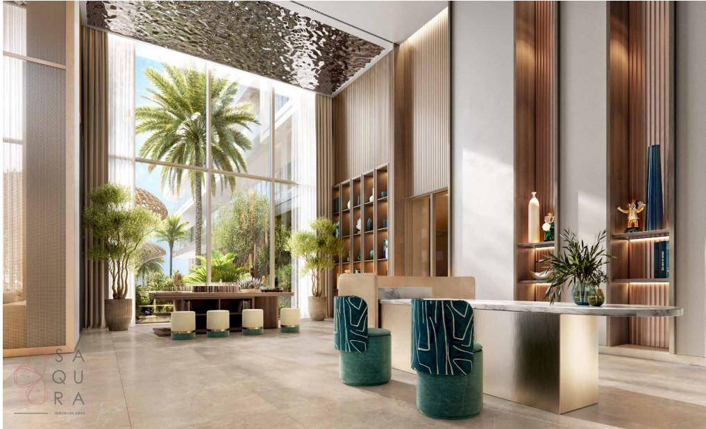 Eindrucksvolle Eingangshalle mit hohen Glasfronten, Palmen und luxuriöser Ausstattung.