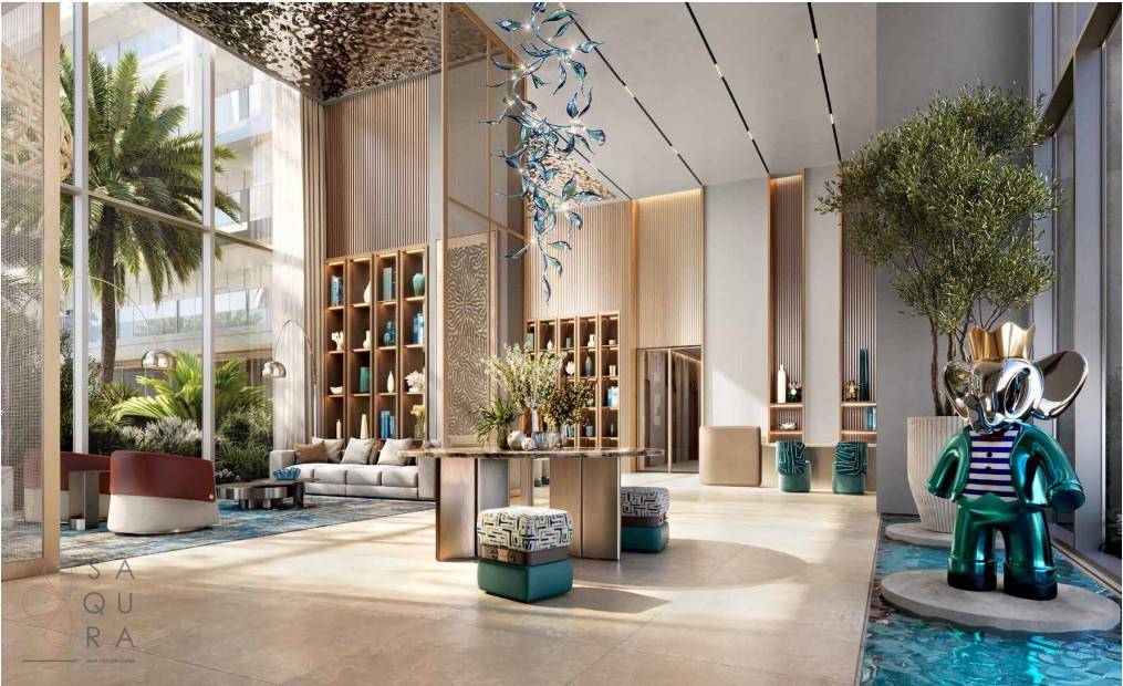 Luxuriöse Lobby mit hohen Decken, modernen Kunstobjekten und Blick auf tropische Pflanzen.
