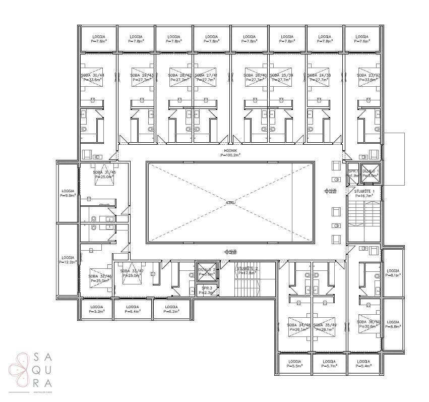 Grundriss mit zahlreichen Zimmern, Balkon und Loggien um einen Innenhof.