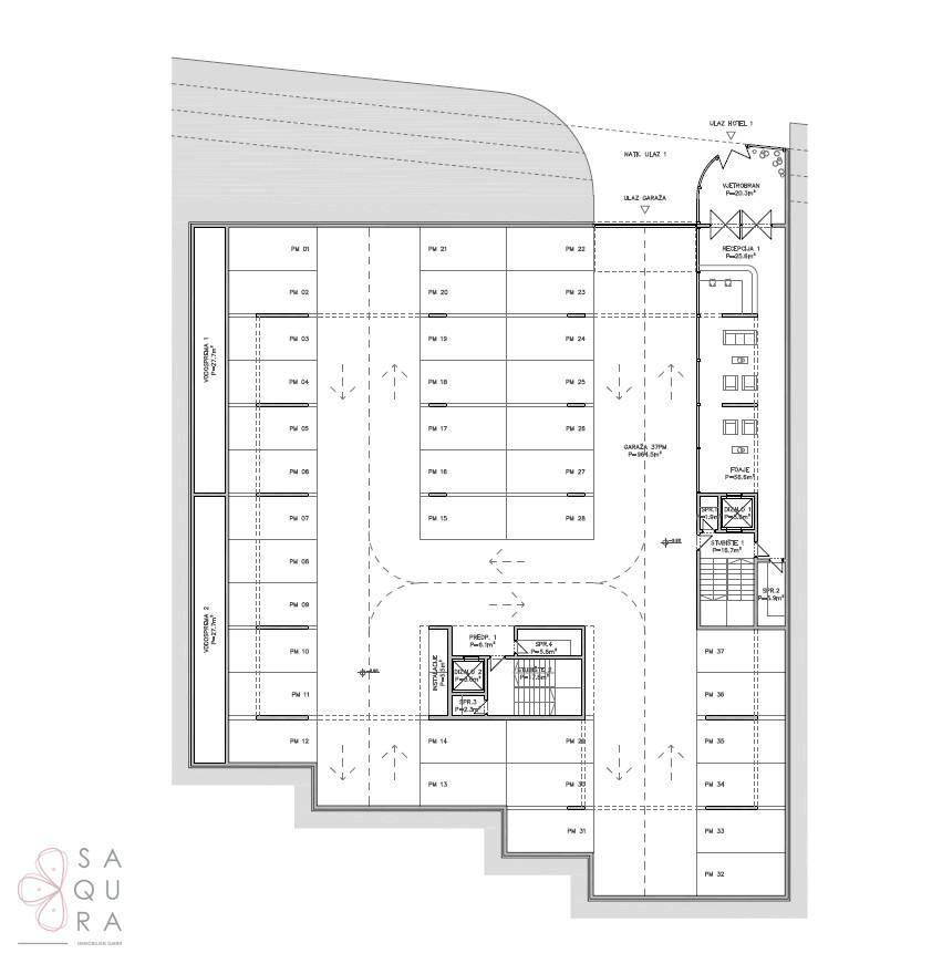 Grundriss des Untergeschosses mit zahlreichen Parkplätzen und Zufahrt zur Tiefgarage.