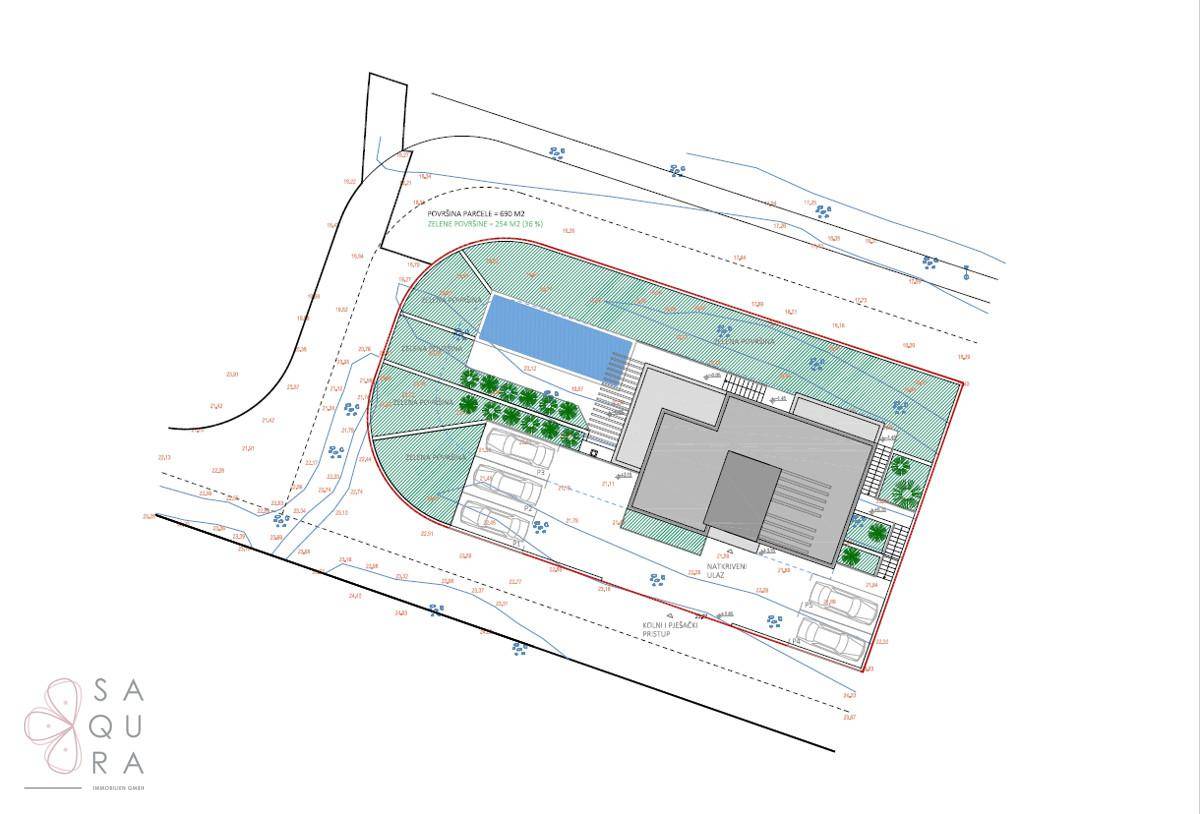 Lageplan des Grundstücks mit Gebäude, Pool, Parkplätzen und Grünflächen.