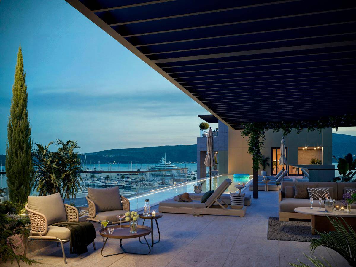 Luxuriöse Dachterrasse mit Pool, Lounge-Möbeln und atemberaubendem Blick auf die Bucht.