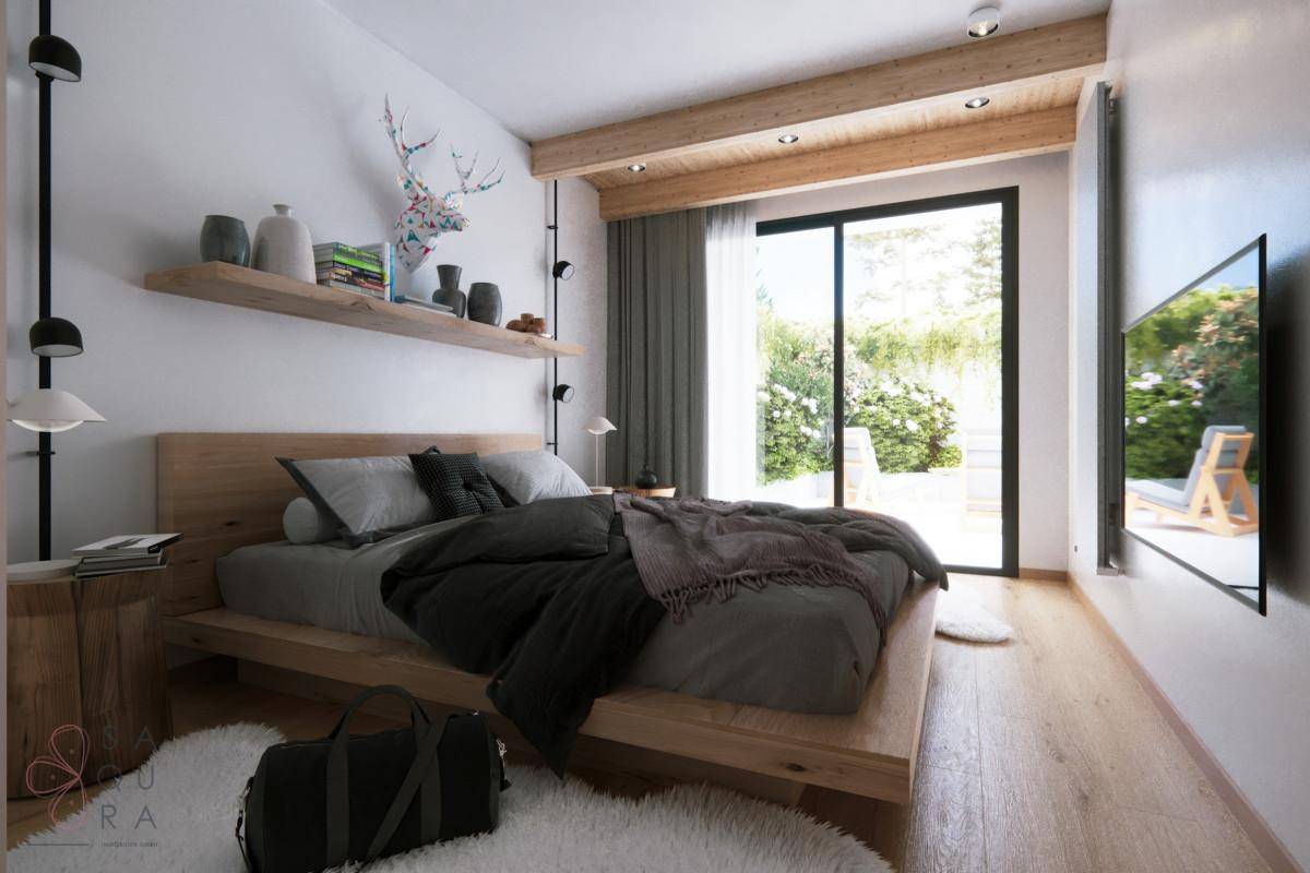 Helles Schlafzimmer mit Holzbett, Holzbalken und großem Zugang zu einem Außenbereich.