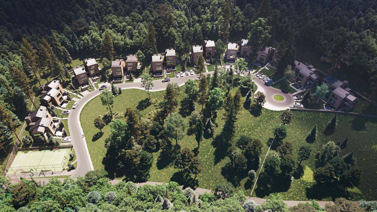Luftaufnahme der Wohnanlage in grüner Waldlandschaft mit Tennisplatz und modernen Häusern.
