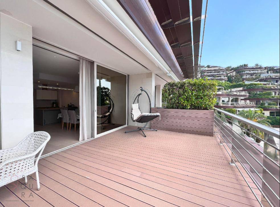 Breite Terrasse mit Holzdeck, Meerblick und Blick auf die umliegende Bebauung.