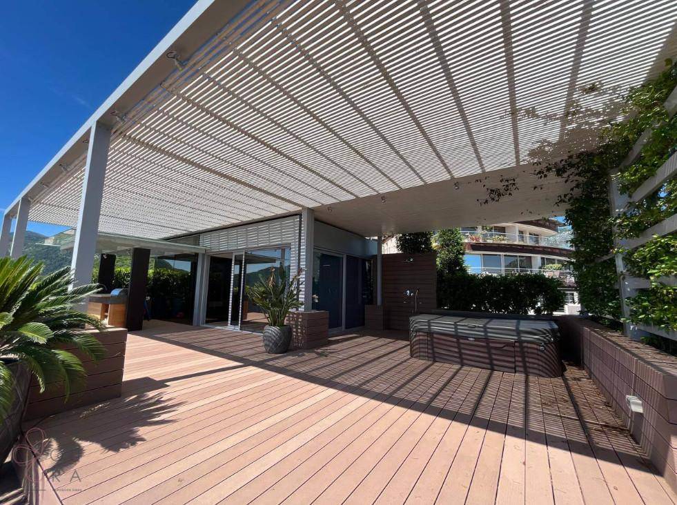 Exklusive Terrasse mit Pergola, Whirlpool und weitem Blick auf das Meer und die Umgebung.