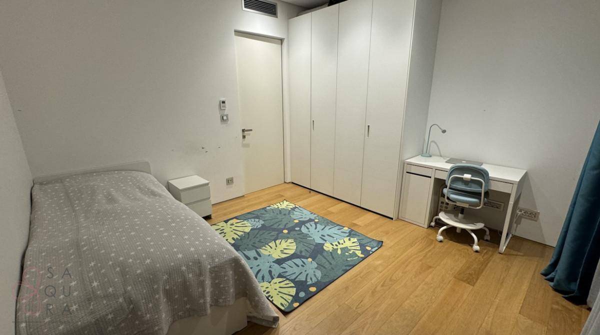 Helles Kinderzimmer mit Einzelbett, Schreibtisch und weißem Kleiderschrank, ideal zum Lernen und Spielen.