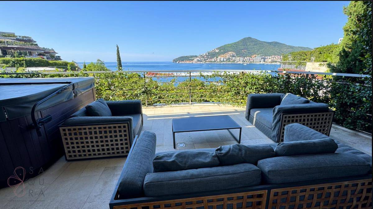 Großzügige Terrasse mit Outdoor-Lounge und Whirlpool, mit beeindruckendem Meerblick.