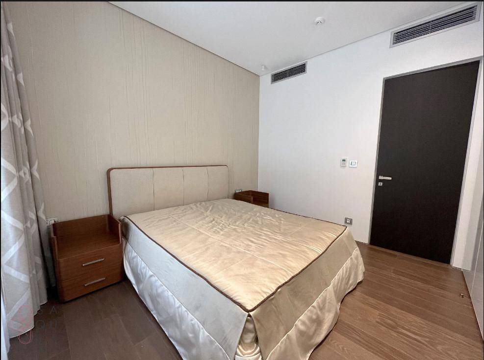 Komfortables Schlafzimmer mit Doppelbett, zwei Nachttischen und integrierter Klimaanlage für angenehmes Raumklima.