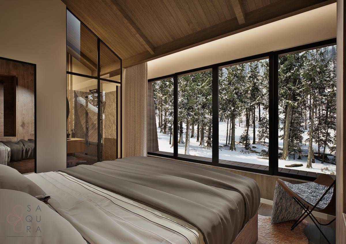 Helles Schlafzimmer mit großen Panoramafenstern und atemberaubendem Blick auf den verschneiten Wald.