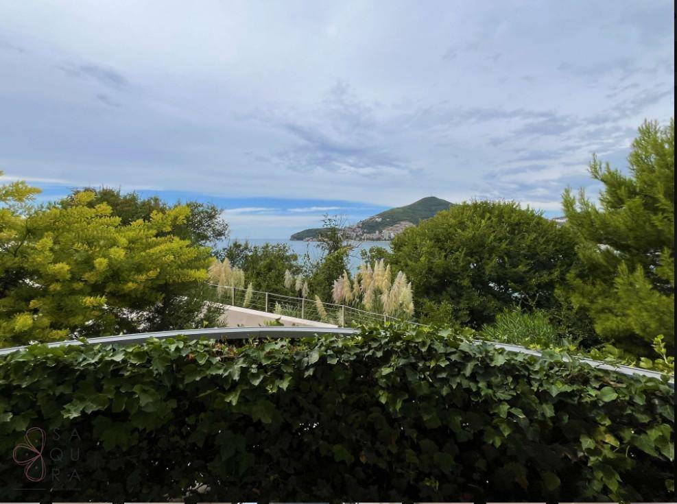 Panoramablick von der Terrasse auf das Meer, die Küste und die grüne Landschaft.