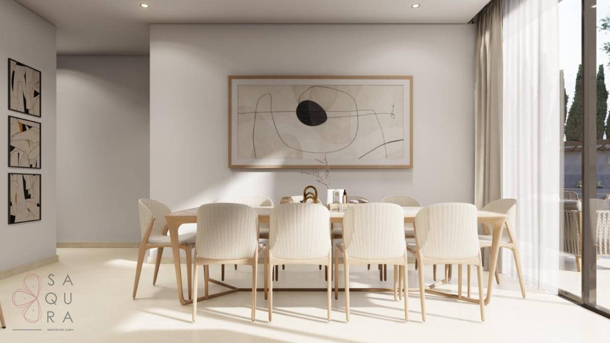Eleganter Essbereich mit großem Holztisch und bequemen Stühlen, ideal für Familienessen.