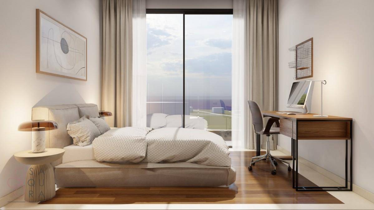 Modernes Schlafzimmer mit großem Fenster, Holzboden und Arbeitsbereich.