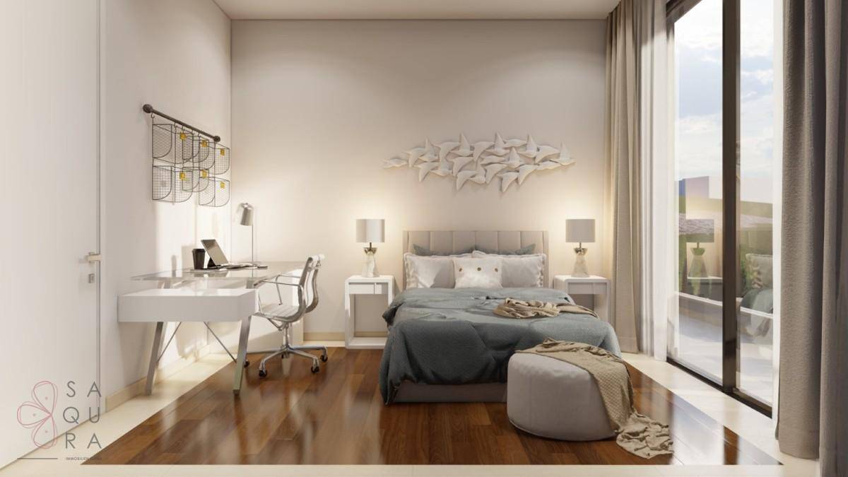 Gemütliches Schlafzimmer mit Holzboden, Schreibtisch und viel Tageslicht durch große Fenster.