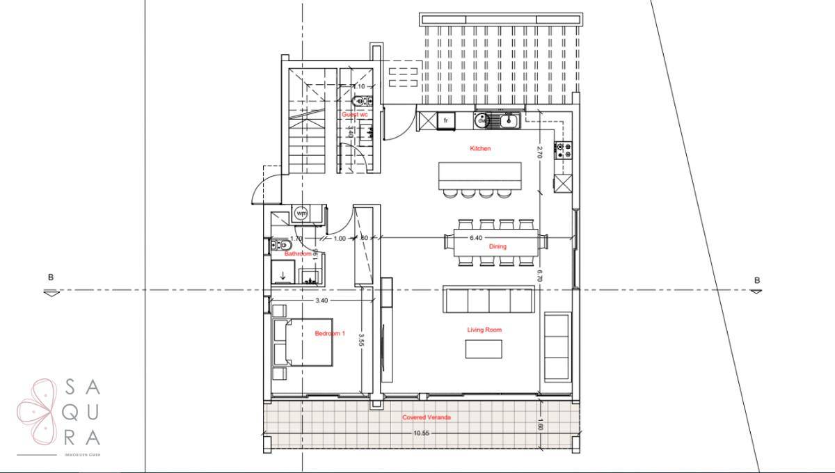 Grundriss des Erdgeschosses mit offenem Wohn-Essbereich, Küche, Gäste-WC und Kamin.