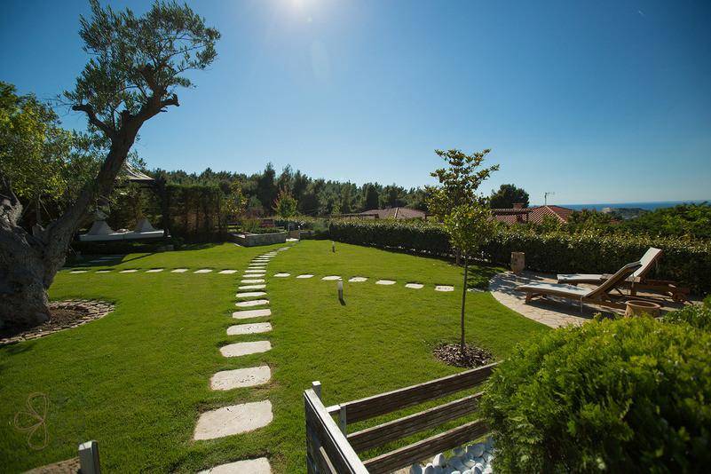 Überdachte Terrasse mit Essbereich und Lounge-Möbeln, ideal für Mahlzeiten im Freien.