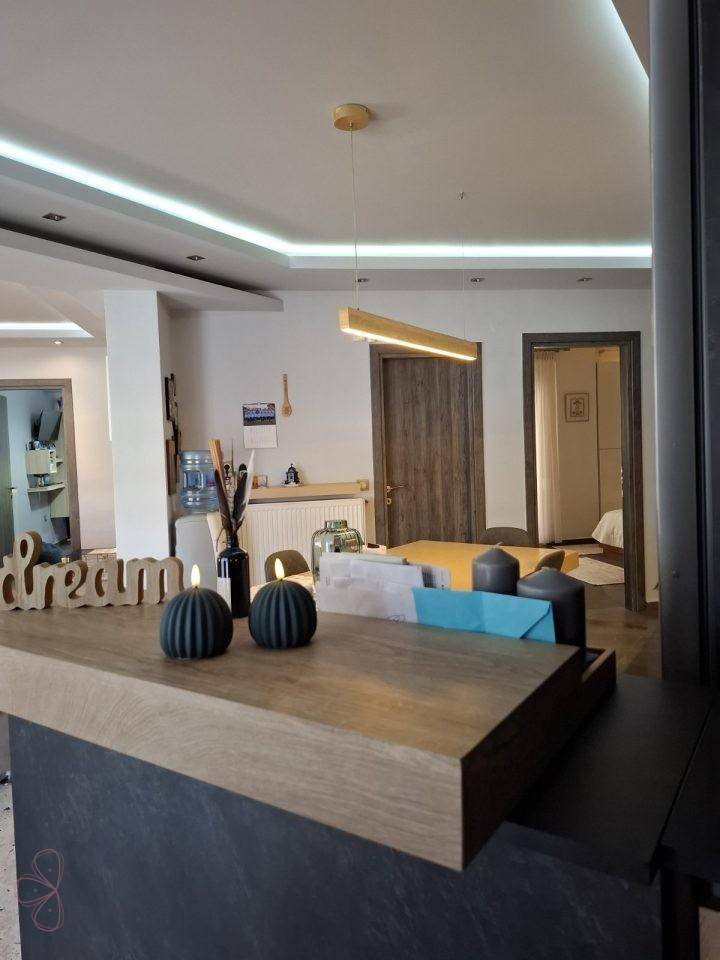 Dekorativer Tresen im offenen Wohnbereich, der Küche und Wohnzimmer elegant verbindet.