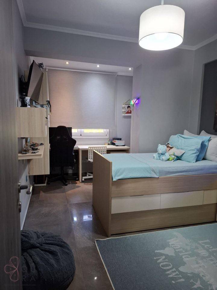 Kinderzimmer mit Einzelbett, Schreibtisch und Fenster, ideal zum Lernen und Entspannen.