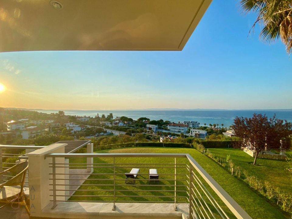 Atemberaubender Meerblick von der oberen Terrasse mit weitem Horizont und Sonnenuntergang.
