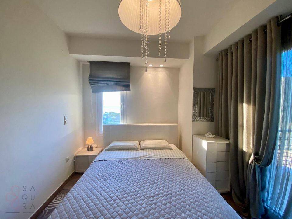 Gemütliches Schlafzimmer mit Doppelbett, Nachttischen und einem Fenster mit Ausblick.